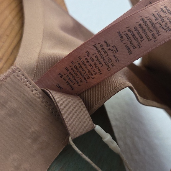 SKIMS Ultimate Push Up Balconette Bra - Picture 8 of 9